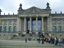 Reichstag mit Besucherschlange